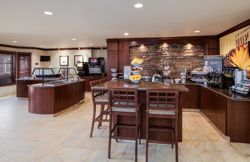 Biggs Field Condo | Free Breakfast. Outdoor Pool & Hot Tub. Free Shuttle Service.