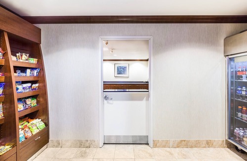 Biggs Field Condo | Free Breakfast. Outdoor Pool & Hot Tub. Free Shuttle Service.
