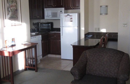 Kalamazoo Condo | Free Breakfast, Pool, Gym. Near Western Michigan University!