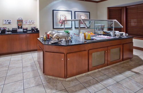 Kalamazoo Condo | Free Breakfast, Pool, Gym. Near Western Michigan University!