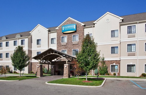 Kalamazoo Condo | Free Breakfast, Pool, Gym. Near Western Michigan University!