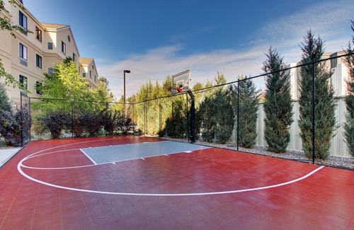 Grant Creek Apartment | Free Breakfast. Pool & Hot Tub.