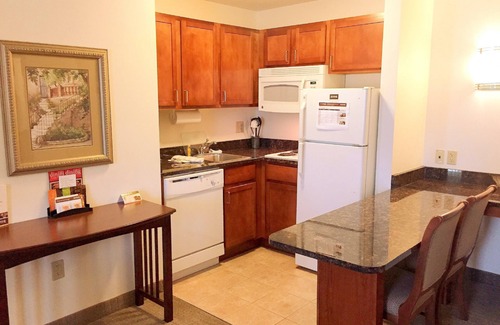 Novi Condo | Free Buffet Breakfast, Pool, Hot Tub, Business Center +Gym