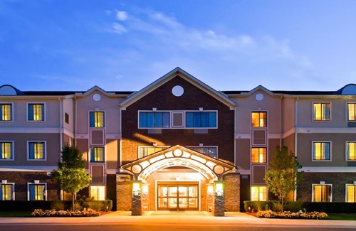 Novi Condo | Free Buffet Breakfast, Pool, Hot Tub, Business Center +Gym