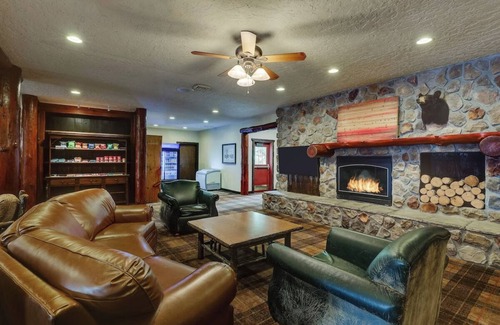 Columbia House | Free Hot Breakfast! Deluxe 2 Double Beds in Stoney Creek Columbia