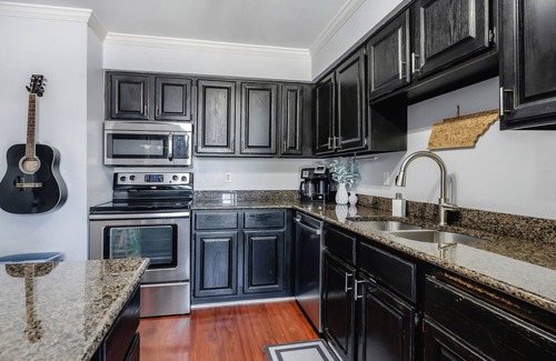 Rutledge Hill House | Free Parking! 2 Levels! Walk 2 Broadway!