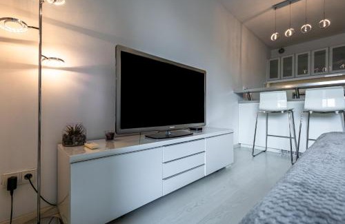 Nivy Apartment | FREE PARKING - ADM New Studio, Central Location