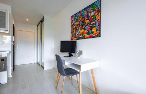 Nivy Apartment | FREE PARKING - ADM New Studio, Central Location