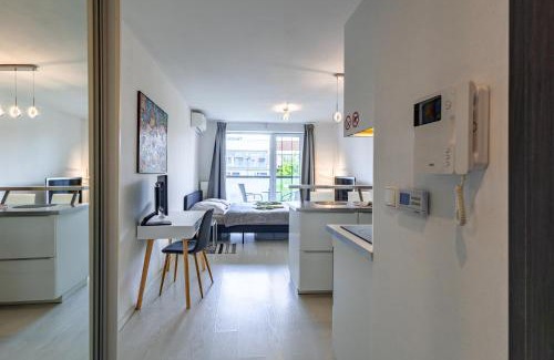 Nivy Apartment | FREE PARKING - ADM New Studio, Central Location