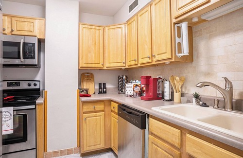 Peachtree Center Apartment | Free Parking,Downtown Condo, Walk to GA Aquarium, Mercedes-Benz, Centennial Park