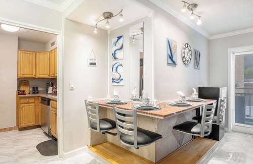 Peachtree Center Apartment | Free Parking,Downtown Condo, Walk to GA Aquarium, Mercedes-Benz, Centennial Park