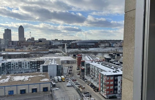 Downtown Des Moines Apartment | Free parking, fantastic location (1101)