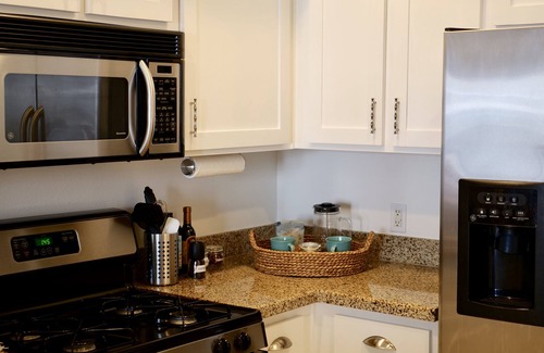 Pacific Terrace Condo | Free Parking & Housekeeping! Beachy Gaslamp Condo