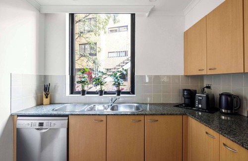 Pyrmont Apartment | Free Parking on Cross, 5 mins to Star and Darling Harbour