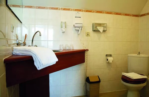 Lekkerkerk Hotel | Free Parking | Outdoor Pool & Terrace Dining in a Relaxing Countryside Setting