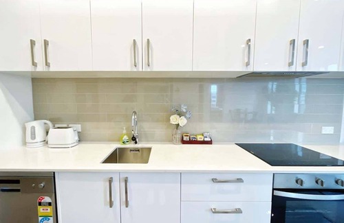 Grafton Apartment | Free Parking! Stylish High Level Ocean & City View