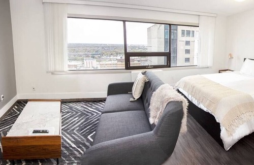 Downtown Winnipeg Apartment | Free Parking & Wi-Fi! Stunning Studio Suite