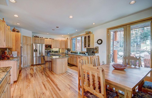 Boulder Ridge House | Free SkyCard Act -Lux Home, Close to Skiing, Outdoor Hot Tub -Boulder Lodge at P