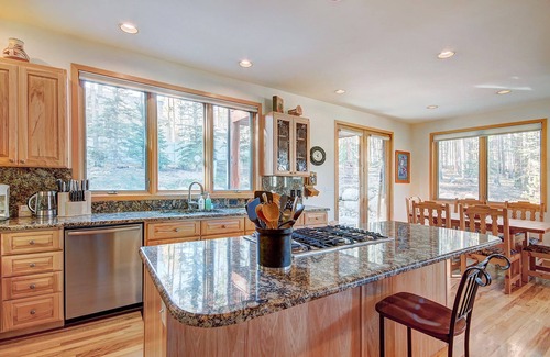 Boulder Ridge House | Free SkyCard Act -Lux Home, Close to Skiing, Outdoor Hot Tub -Boulder Lodge at P