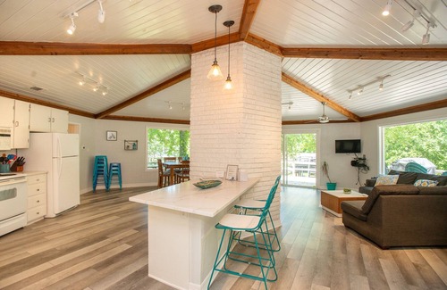 Enchanted Oaks House | FREE Swim Hot Tub! Nestled in the Trees on Cedar Creek Lake