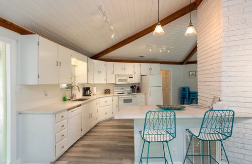 Enchanted Oaks House | FREE Swim Hot Tub! Nestled in the Trees on Cedar Creek Lake