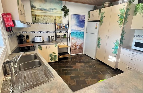 Surf Beach House | Free WiFii, Five Queen bedrooms, 700m to Surf, MiniGolf, 12 min. to penguins