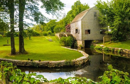 Sandwich Cottage | Freestanding antique cottage on Main Street in Sandwich's historic village!