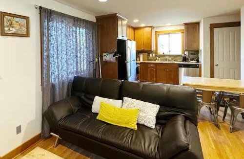 Fremont Apartment | Fremont & Woodland Park Zoo Cozy Living