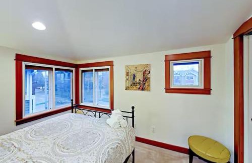 Fremont Apartment | Fremont & Woodland Park Zoo Cozy Living