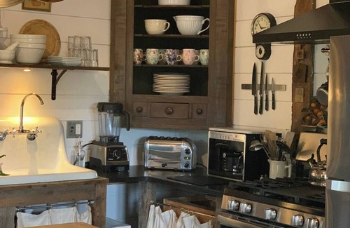 Coxsackie Cottage | French country cottage, fireplace & hottub