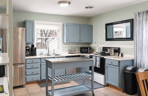 La Crosse House | French Island w/Hot Tub, Kayak, Lake View, EV