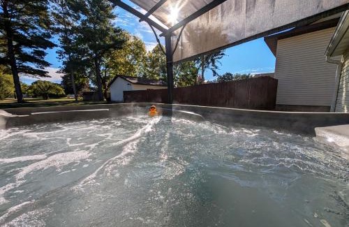 La Crosse House | French Island Whot Tub, Kayak, Lake View, Ev