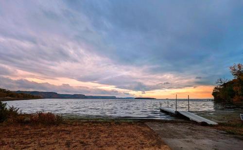 La Crosse House | French Island Whot Tub, Kayak, Lake View, Ev