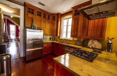 Arts/Warehouse District House | FRENCH QUARTER - WAREHOUSE DISTRICT - CONVENTION CENT - SPACIOUS PARKING - HOME