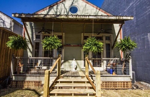 Arts/Warehouse District House | FRENCH QUARTER - WAREHOUSE DISTRICT - CONVENTION CENT - SPACIOUS PARKING - HOME