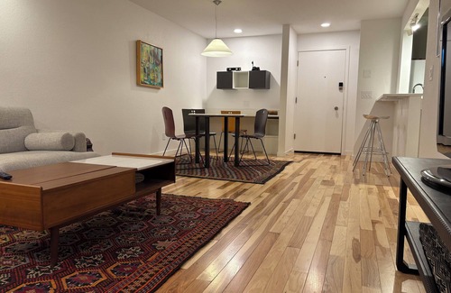 Goss - Grove Condo | Fresh, Clean & Hassle Free Newly Renovated & Fully Furnished 2 Bdrm