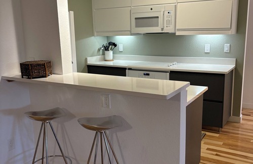 Goss - Grove Condo | Fresh, Clean & Hassle Free Newly Renovated & Fully Furnished 2 Bdrm