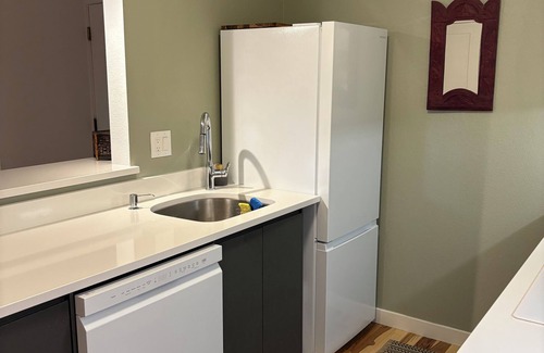Goss - Grove Condo | Fresh, Clean & Hassle Free Newly Renovated & Fully Furnished 2 Bdrm