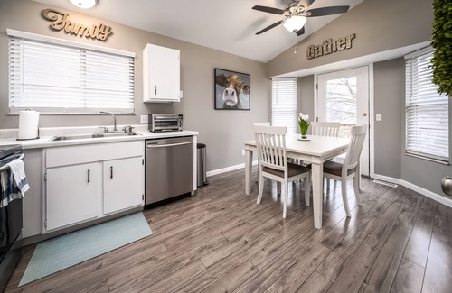 St. Peters House | Fresh & Modern Home-Away-From-Home Near St Charles