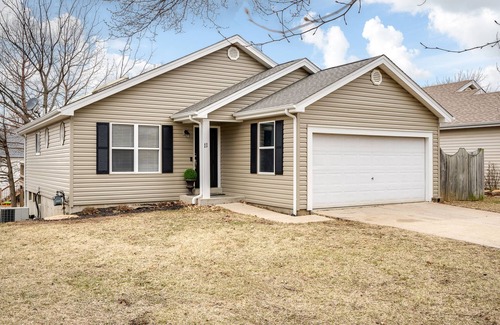 St. Peters House | Fresh & Modern Home-Away-From-Home Near St Charles
