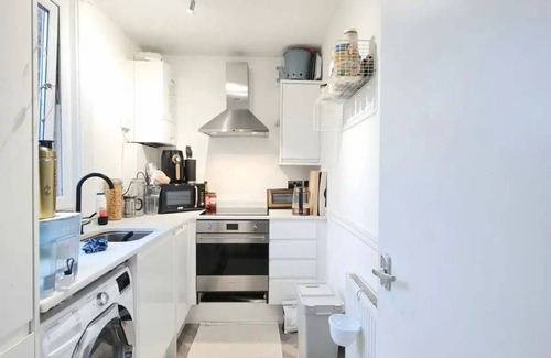 Anerley Apartment | Fresh & Sparkling Clean, free parking.