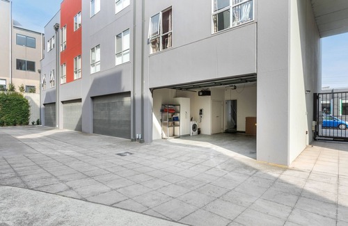 Abbotsford House | Freshly renovated - super spacious - walk to CBD