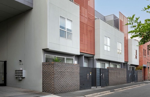 Abbotsford House | Freshly renovated - super spacious - walk to CBD