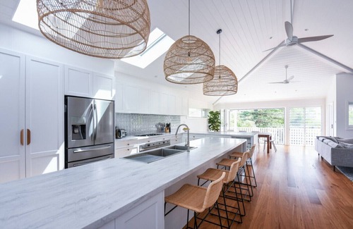 Freshwater House | Freshwater Villa - Quick Walk to the Beach