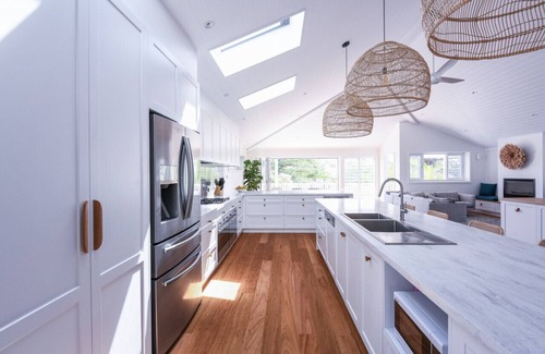 Freshwater House | Freshwater Villa - Quick Walk to the Beach