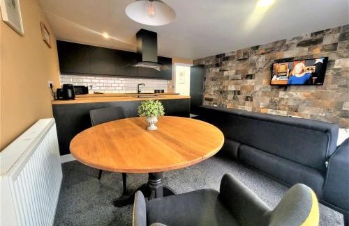 Gloucester Apartment | Friary House Serviced Apartments by Roomsbooked - 24Hr Reception