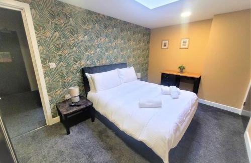 Gloucester Apartment | Friary House Serviced Apartments by Roomsbooked - 24Hr Reception