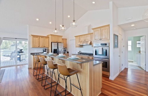 Davenport House | Friday Bay Retreat With Beautiful Lake Views