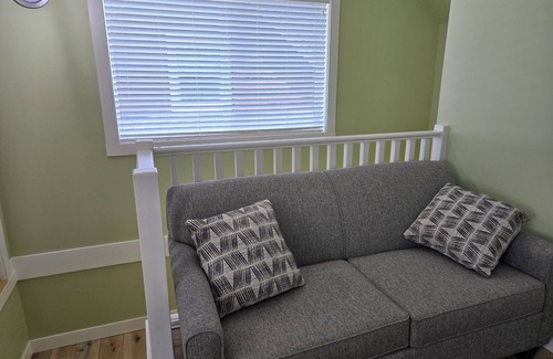 Hope Apartment | Friendly guest home downtown Hope near Hope Memorial Park