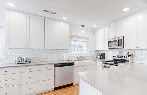 Lake Junaluska House | Friendly, spacious home with AC, washer/dryer, wood fireplace, & mountain view